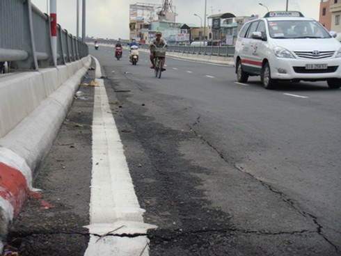 Nhiều con đường ngàn tỷ mới sử dụng đã sụt nứt