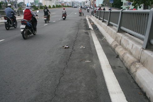 Nhiều con đường ngàn tỷ mới sử dụng đã sụt nứt
