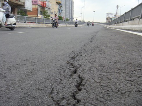 Nhiều con đường ngàn tỷ mới sử dụng đã sụt nứt