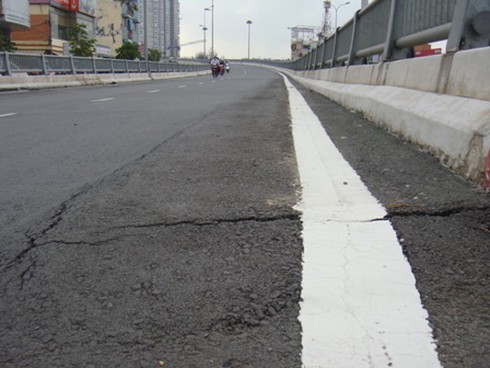 Nhiều con đường ngàn tỷ mới sử dụng đã sụt nứt