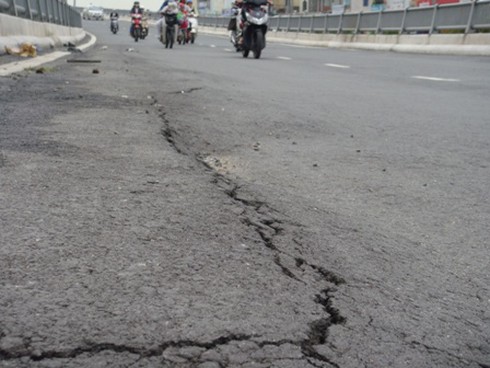 Nhiều con đường ngàn tỷ mới sử dụng đã sụt nứt