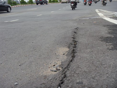 Nhiều con đường ngàn tỷ mới sử dụng đã sụt nứt