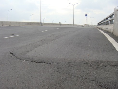 Nhiều con đường ngàn tỷ mới sử dụng đã sụt nứt