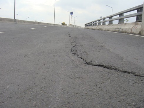 Nhiều con đường ngàn tỷ mới sử dụng đã sụt nứt