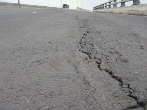 Nhiều con đường ngàn tỷ mới sử dụng đã sụt nứt