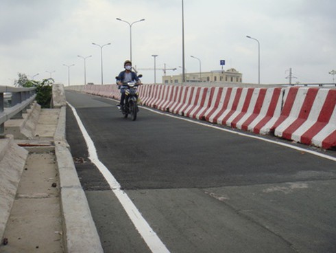 Nhiều con đường ngàn tỷ mới sử dụng đã sụt nứt