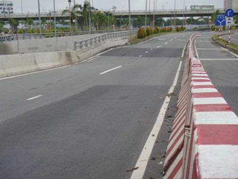 Nhiều con đường ngàn tỷ mới sử dụng đã sụt nứt