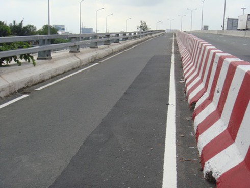 Nhiều con đường ngàn tỷ mới sử dụng đã sụt nứt