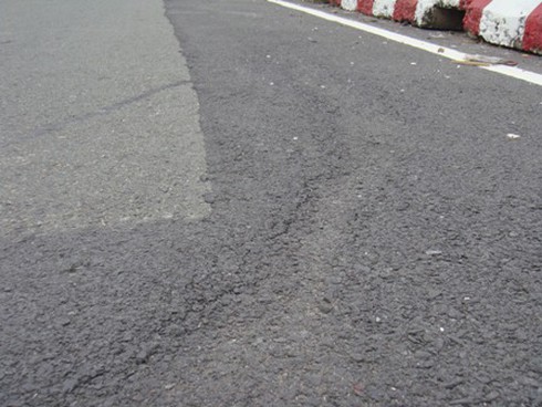 Nhiều con đường ngàn tỷ mới sử dụng đã sụt nứt