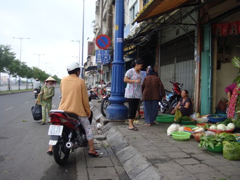 Hàng rong, họp chợ bủa vây con đường đẹp nhất TP.HCM