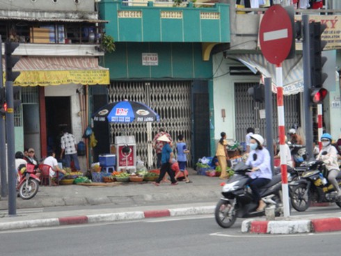 Hàng rong, họp chợ bủa vây con đường đẹp nhất TP.HCM