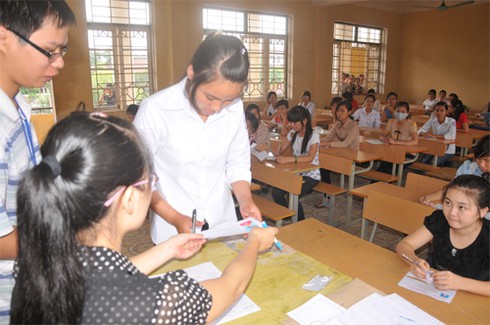 Đi thi từ 5h sáng, sĩ tử căng thẳng, phụ huynh âu lo