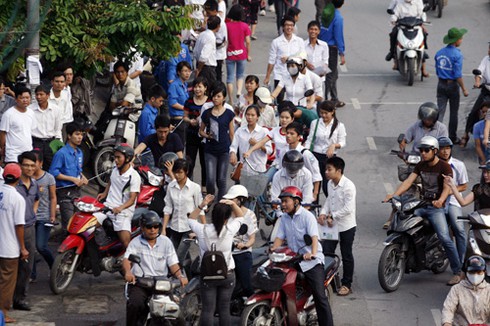 Đi thi từ 5h sáng, sĩ tử căng thẳng, phụ huynh âu lo