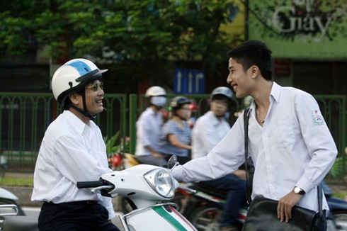 Đi thi từ 5h sáng, sĩ tử căng thẳng, phụ huynh âu lo