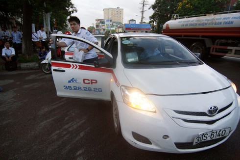 Đi thi từ 5h sáng, sĩ tử căng thẳng, phụ huynh âu lo