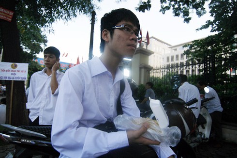 Đi thi từ 5h sáng, sĩ tử căng thẳng, phụ huynh âu lo