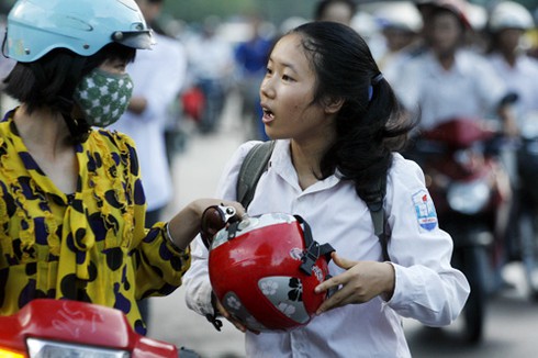 Đi thi từ 5h sáng, sĩ tử căng thẳng, phụ huynh âu lo