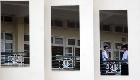 Đi thi từ 5h sáng, sĩ tử căng thẳng, phụ huynh âu lo