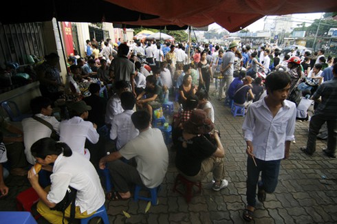 Đi thi từ 5h sáng, sĩ tử căng thẳng, phụ huynh âu lo