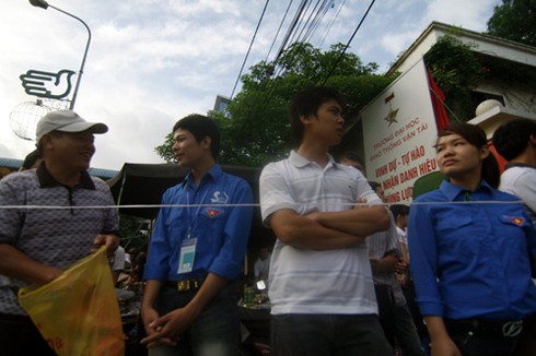 Đi thi từ 5h sáng, sĩ tử căng thẳng, phụ huynh âu lo