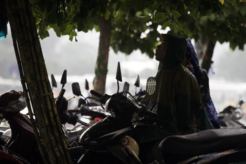 Đi thi từ 5h sáng, sĩ tử căng thẳng, phụ huynh âu lo