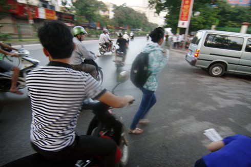 Đi thi từ 5h sáng, sĩ tử căng thẳng, phụ huynh âu lo