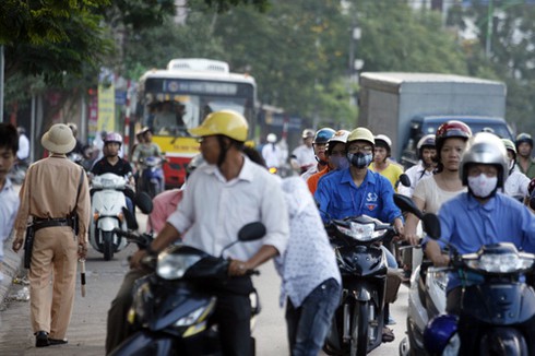Đi thi từ 5h sáng, sĩ tử căng thẳng, phụ huynh âu lo