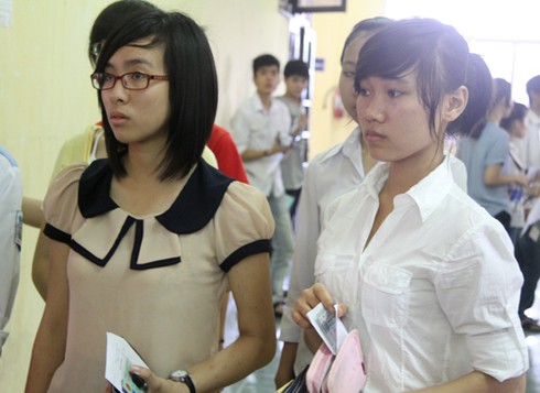 Đi thi từ 5h sáng, sĩ tử căng thẳng, phụ huynh âu lo