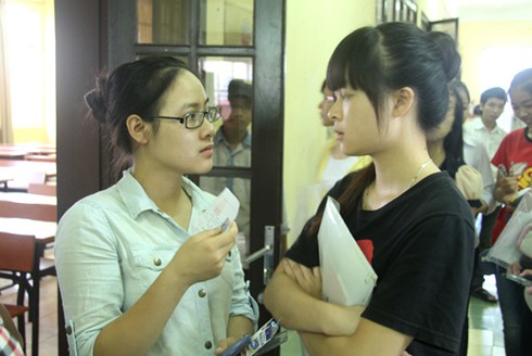 Đi thi từ 5h sáng, sĩ tử căng thẳng, phụ huynh âu lo