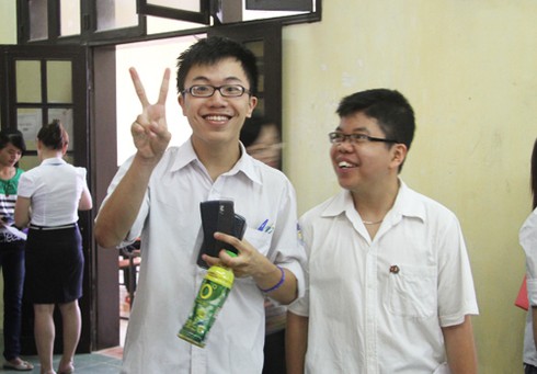 Đi thi từ 5h sáng, sĩ tử căng thẳng, phụ huynh âu lo