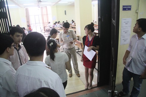 Đi thi từ 5h sáng, sĩ tử căng thẳng, phụ huynh âu lo