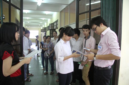 Đi thi từ 5h sáng, sĩ tử căng thẳng, phụ huynh âu lo