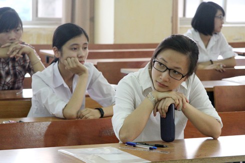 Đi thi từ 5h sáng, sĩ tử căng thẳng, phụ huynh âu lo