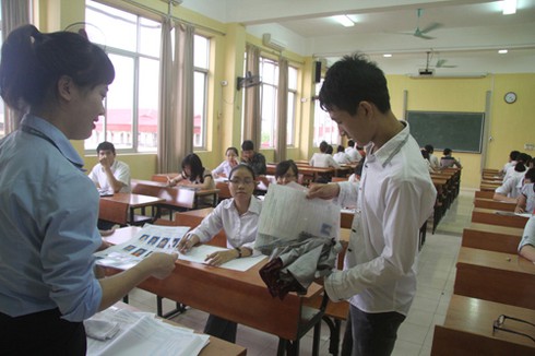 Đi thi từ 5h sáng, sĩ tử căng thẳng, phụ huynh âu lo