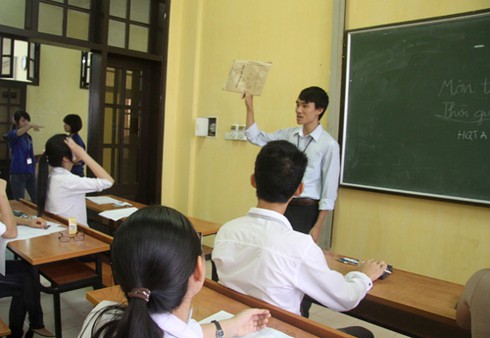 Đi thi từ 5h sáng, sĩ tử căng thẳng, phụ huynh âu lo