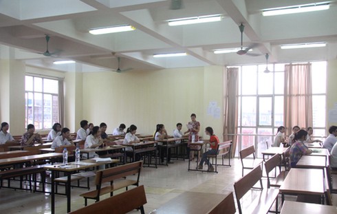 Đi thi từ 5h sáng, sĩ tử căng thẳng, phụ huynh âu lo