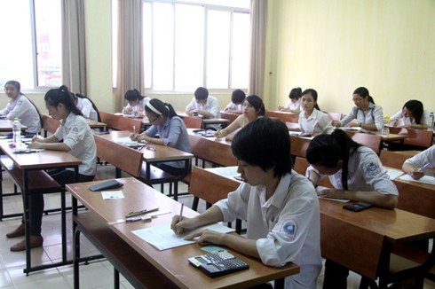 Đi thi từ 5h sáng, sĩ tử căng thẳng, phụ huynh âu lo