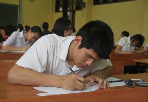 Đi thi từ 5h sáng, sĩ tử căng thẳng, phụ huynh âu lo