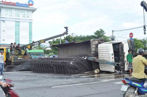 TP.HCM: Hai xe tải tông nhau giữa Quốc lộ 1A