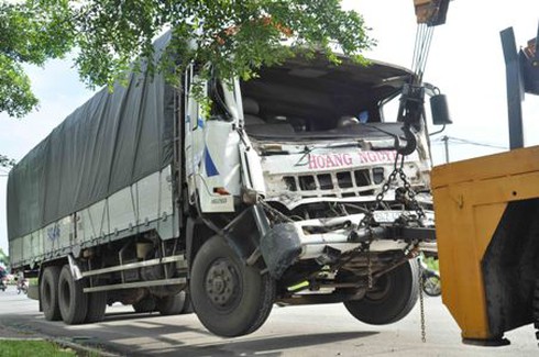 TP.HCM: Hai xe tải tông nhau giữa Quốc lộ 1A