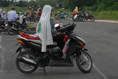 Những phụ huynh “đội nắng” chờ con