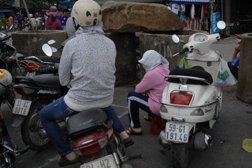 Những phụ huynh “đội nắng” chờ con