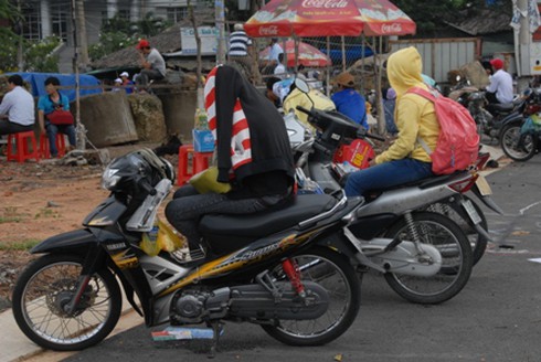 Những phụ huynh “đội nắng” chờ con