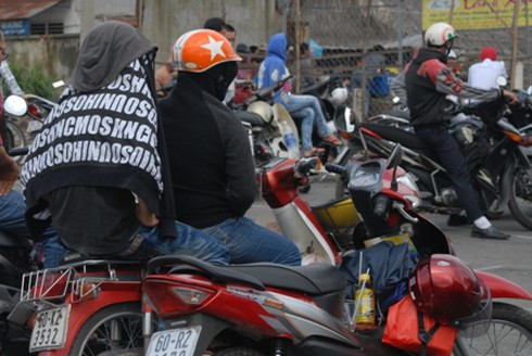 Những phụ huynh “đội nắng” chờ con