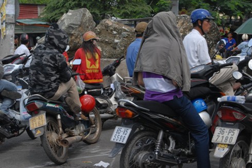 Những phụ huynh “đội nắng” chờ con