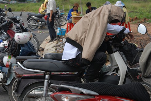 Những phụ huynh “đội nắng” chờ con