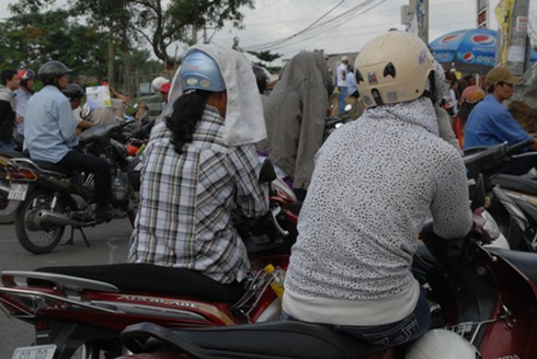 Những phụ huynh “đội nắng” chờ con