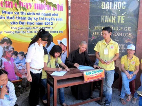 Ấm tình những suất cơm chay cho sĩ tử