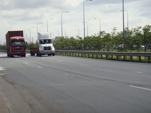 Nhiều con đường ngàn tỷ mới sử dụng đã sụt nứt