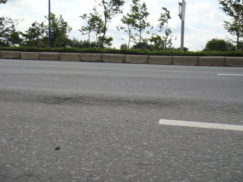 Nhiều con đường ngàn tỷ mới sử dụng đã sụt nứt